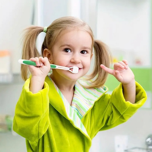 آیا مسواک زدن میتواند فرم دندان های کودکان را عوض کند ؟